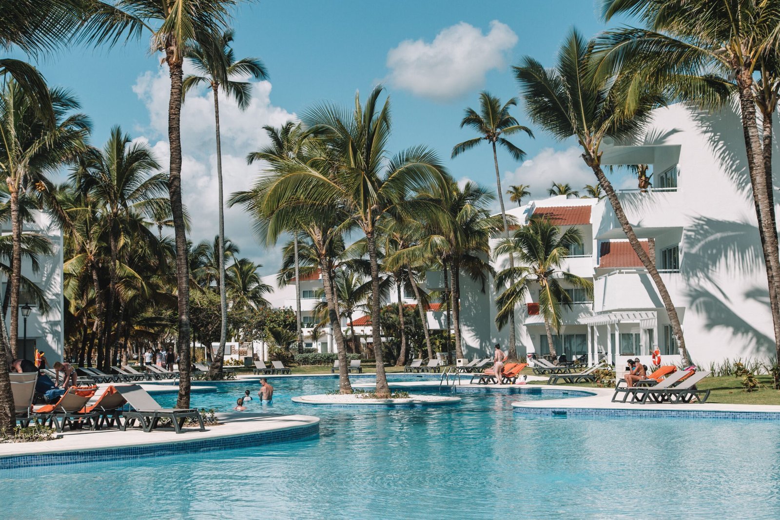 Proyecto residencial contemporáneo con piscina en Punta Cana