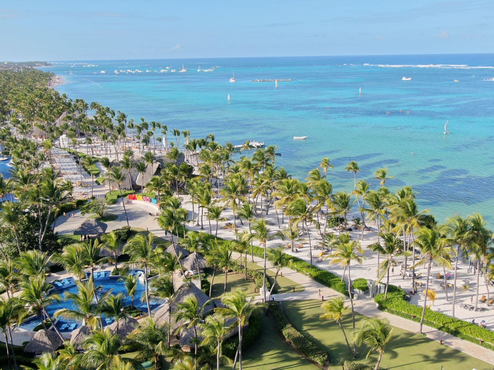 Vista aérea de zona residencial y turística en Punta Cana